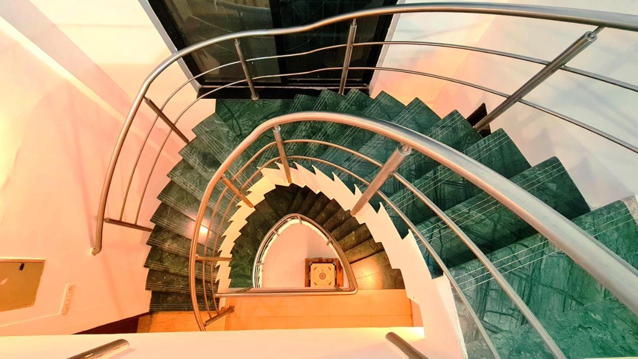 Lifespace- Spacious Hostel In A Luxurious Villa Пюн Екстериор снимка