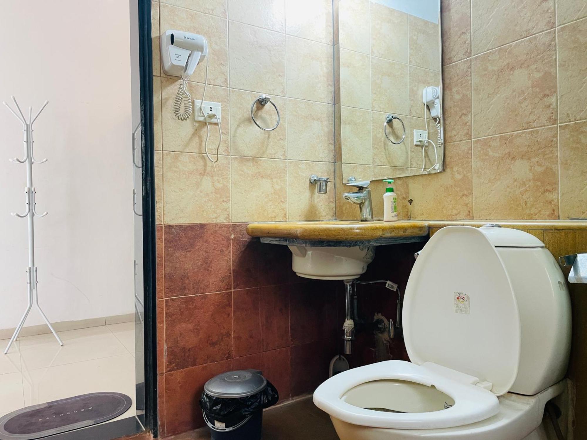 Lifespace- Spacious Hostel In A Luxurious Villa Пюн Екстериор снимка